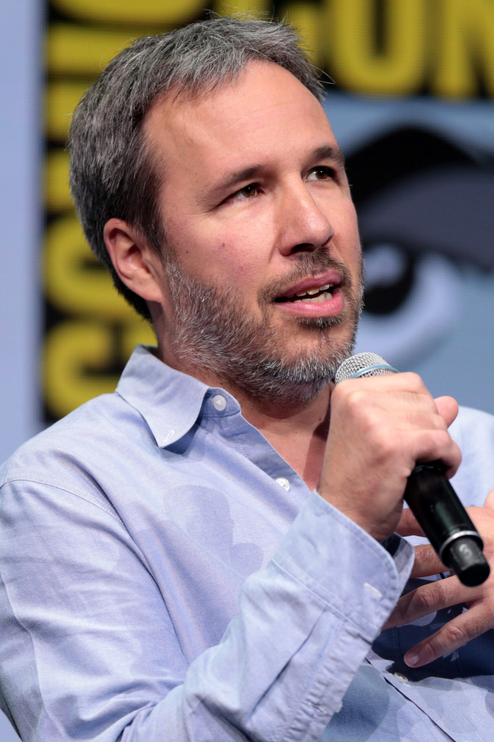Denis Villeneuve, réalisateur québécois, tenant un microphone au Comic-Con de San Diego en 2017.