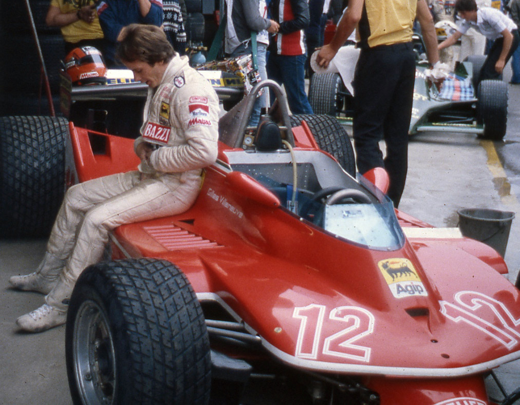 Gilles Villeneuve assis sur sa Ferrari de Formule 1 numéro 12 à Imola en 1979